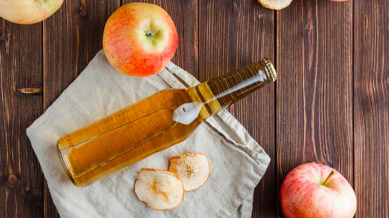 Cáscara de manzana y vinagre, una mezcla que no falla para el jardíjn.