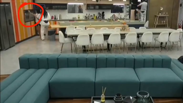 Catalina Gorostidi y Gabriela Gianatassio subieron la potencia del horno con los brownies de Tato en Gran Hermano (Foto: captura de X).