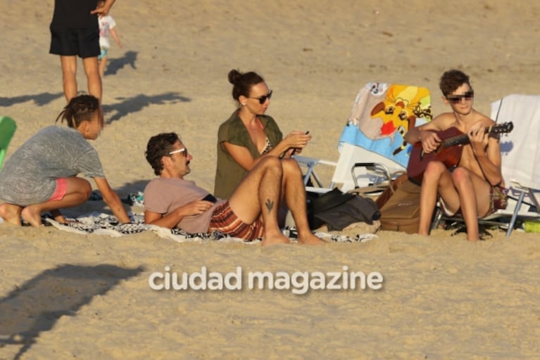 Catarina Spinetta y Nahuel Mutti, un amor de más de dos décadas: sus días en la playa con sus tres hijos