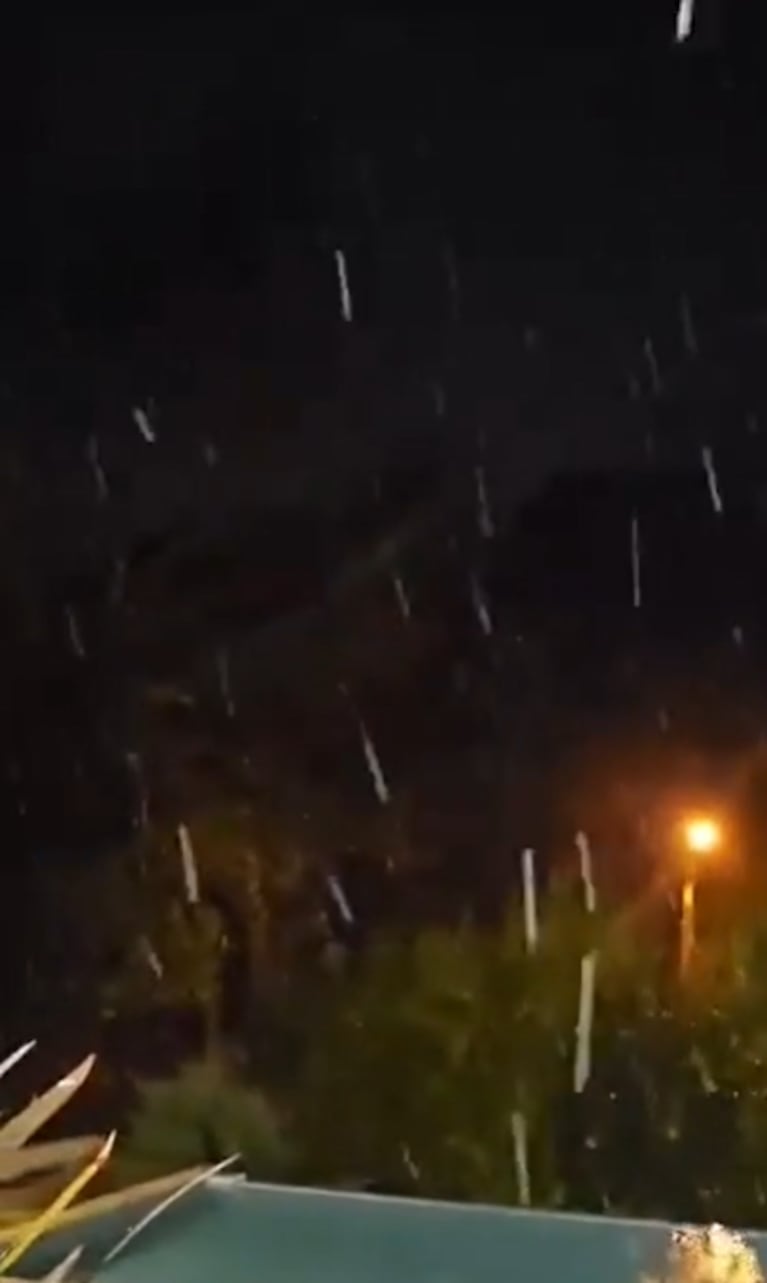 Cayó nieve en las localidades de Sierra de los Padres y Batán.
