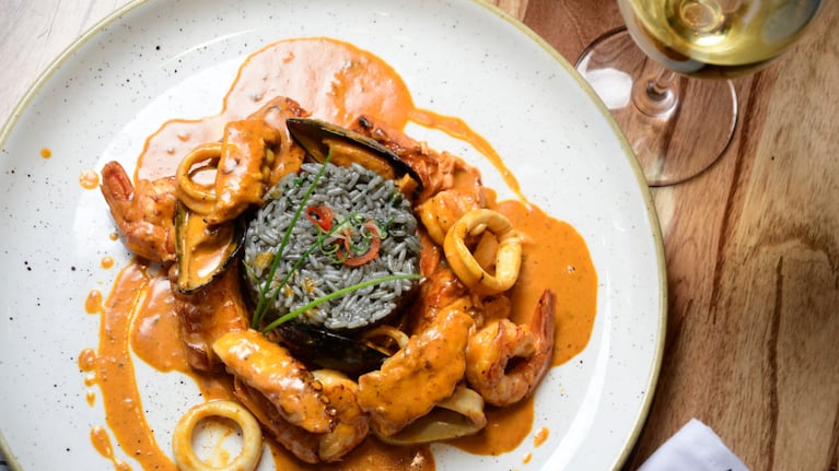 Cazuela de langostinos con arroz negro, una receta imperdible. Foto: Cucinare TV