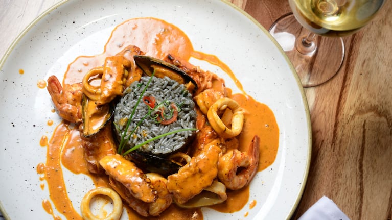 Cazuela de langostinos con arroz negro, una receta imperdible. Foto: Cucinare TV