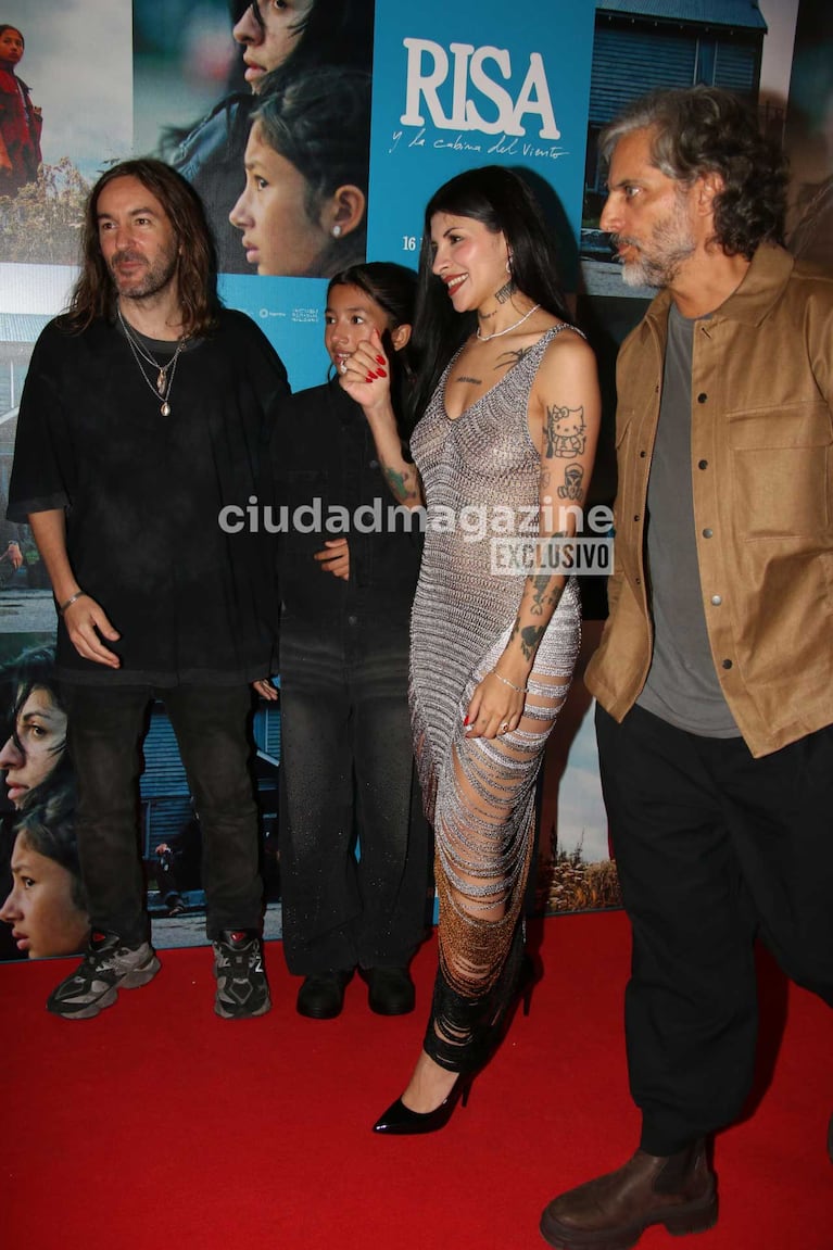 Cazzu, Joaquín Furriel y Elena Romero y el director Juan Cabral (Foto: Movilpress)