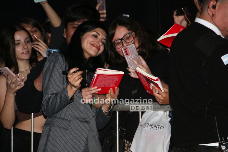 Cazzu presentó Perreo, una revolución en La Feria del Libro. Foto: Movilpress.