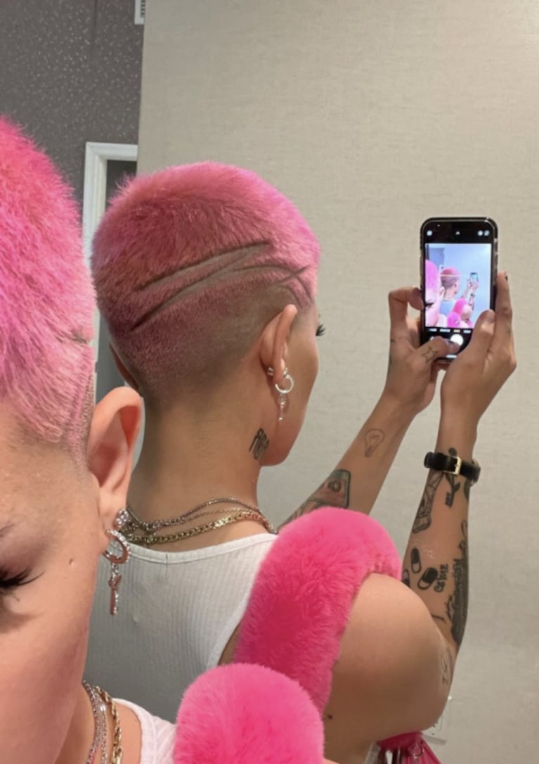 Cazzu se animó a un radical cambio de look: se rapó y tiñó de rosa