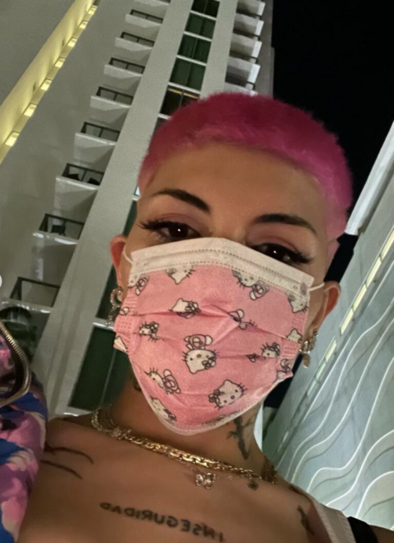 Cazzu se animó a un radical cambio de look: se rapó y tiñó de rosa