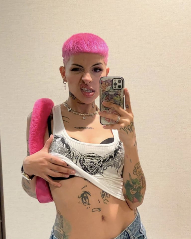 Cazzu se animó a un radical cambio de look: se rapó y tiñó de rosa