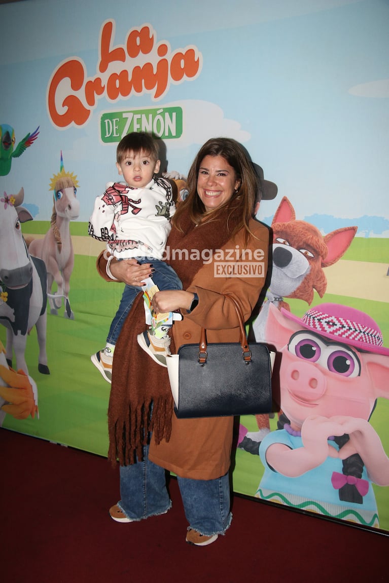 Cecilia Insinga con su hijo en el estreno de La Granja de Zenon (Foto: Movilpress).