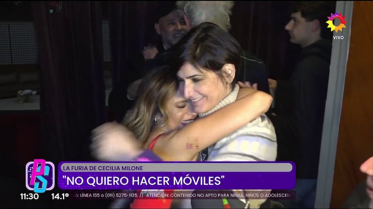 Cecilia Milone y María Fernanda Callejóna la salida del teatro, contra los cronistas (Foto: captura de Puro Show).