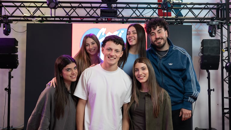 Celes Pamio, Agustina Firpo, Fausti Bo, Renata Blasevich, Pía Scarnato e Imanol Rodríguez hacen Casi Fiel.
