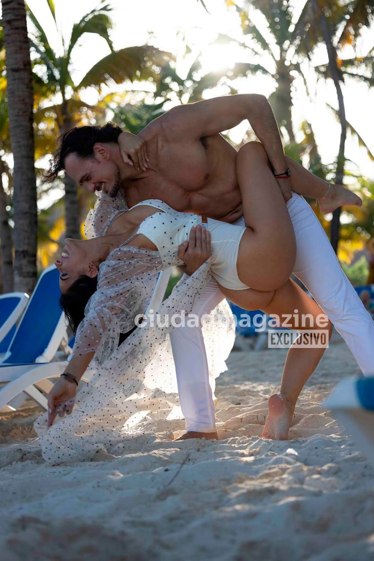 Celeste Muriega y Christian Sancho bendijeron sus anillos de boda en Playa del Carmen. (Foto: Álbum Celeste Muriega)