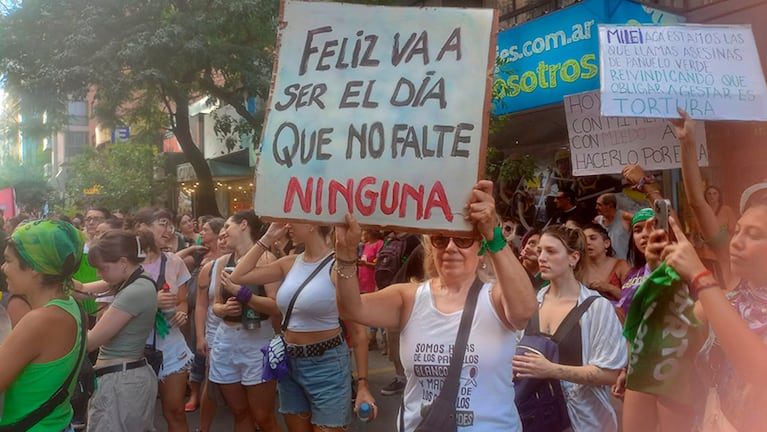 Cerca de 20 mil personas se congregaron en el centro de la Docta bajo el lema: “Juntas y juntes contra el plan de ajuste, hambre, violencia y represión de Milei y sus cómplices”.