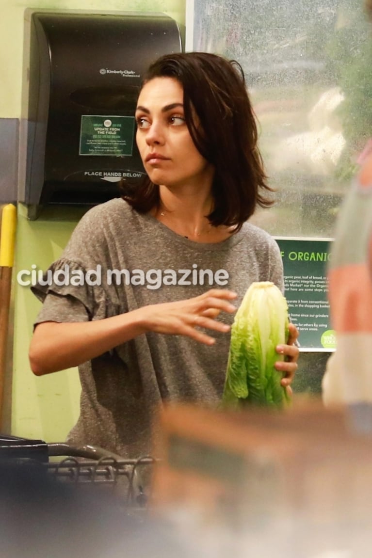 ¡Cero diva! Mila Kunis, al natural en el supermercado: look casual y nada de maquillaje