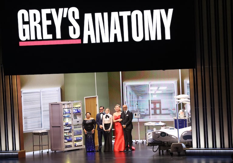 Chandra Wilson, Justin Chambers, Ellen Pompeo, Katherine Heigl y James Pickens en los Emmy Awards en Los Angeles, California, Enero 15, 2024. REUTERS/Mario Anzuoni