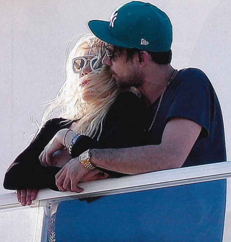 Chano y Militta Bora en las primeras fotos de su apasionado romance desde Barcelona: mimos y besos frente al mar