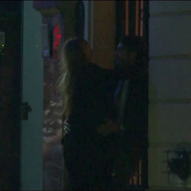 ¡Chape infraganti! Jimena Barón y Rodrigo Romero, mimosos en la puerta del departamento del actor