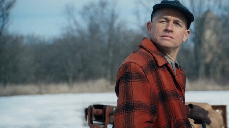 Charlie Hunnam como Ed Gein en la serie "Monstruo".