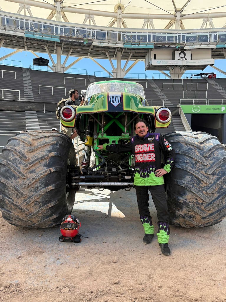 Charlie Pauken con la camioneta de Grave Digger (Foto: Hernán Khatchadourian)