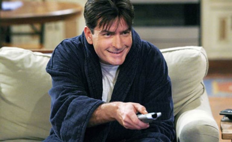 Charlie Sheen se prepara para ver su propia muerte en Two and a half men. (Foto: Web)