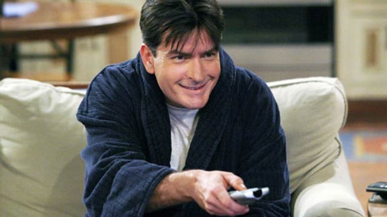Charlie Sheen se prepara para ver su propia muerte en Two and a half men. (Foto: Web)