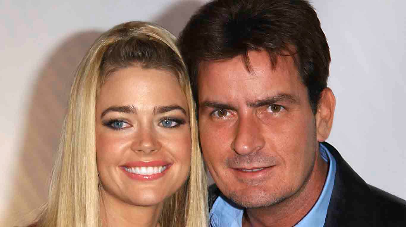 Charlie Sheen sorprendió al asegurar que Denise Richards aún siente algo por él, a dos décadas del divorcio (Foto: AP/Paul Skipper).