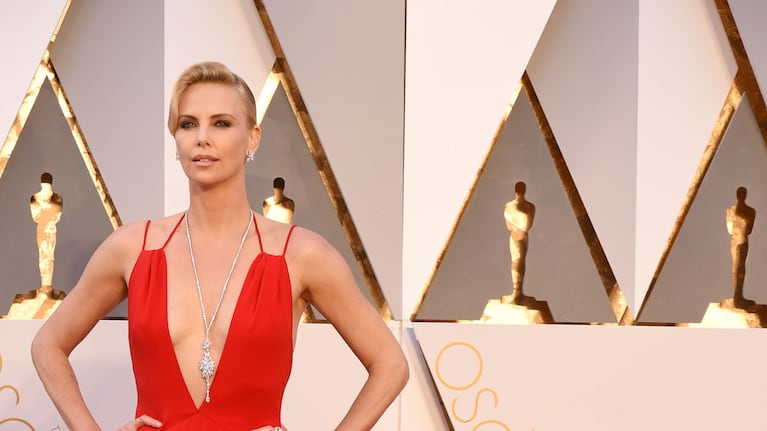 Charlize Theron, impactante de rojo en la red carpet (Fotos: GrosbyGroup).