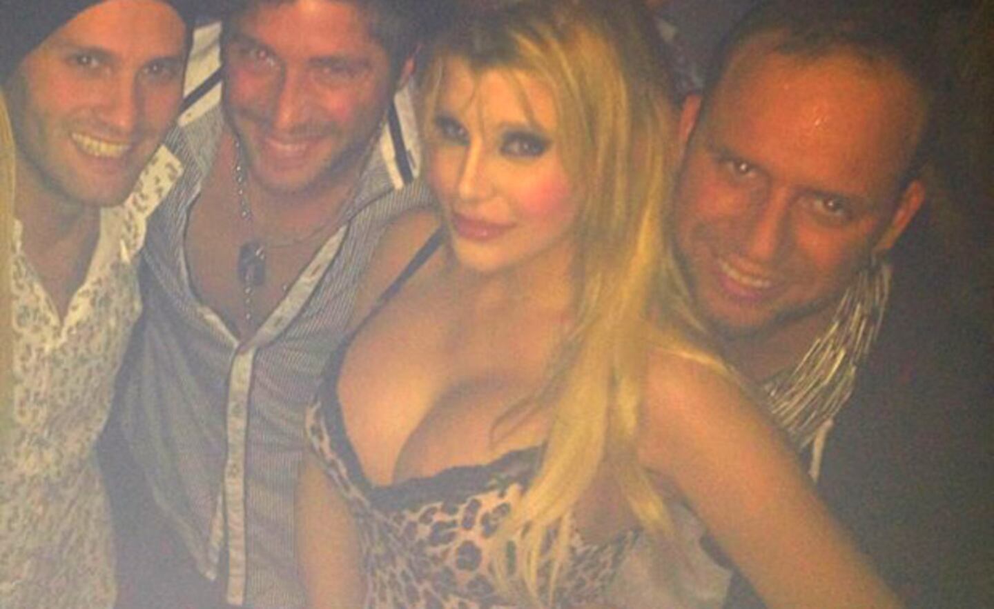 Charlotte Caniggia posó con amigos luego de las operaciones. (Foto: Facebook)