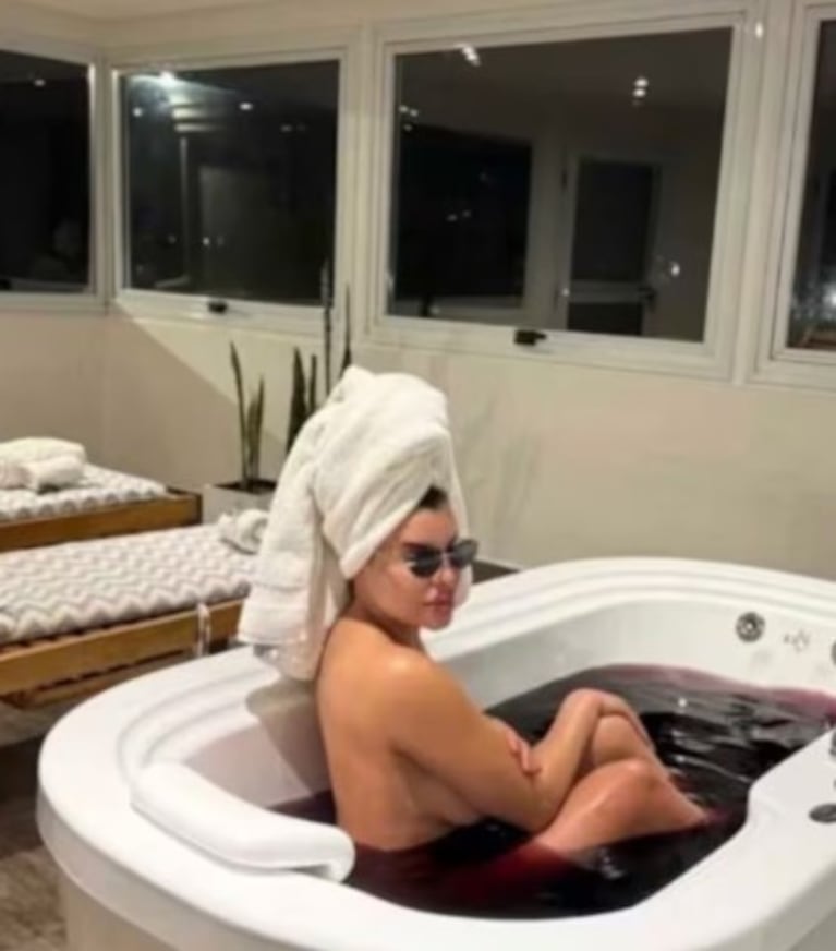 Charlotte Caniggia se bañó en vino tinto | Créditos: Instagram @chcaniggia_n