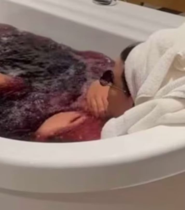 Charlotte Caniggia se bañó en vino tinto | Créditos: Instagram @chcaniggia_n