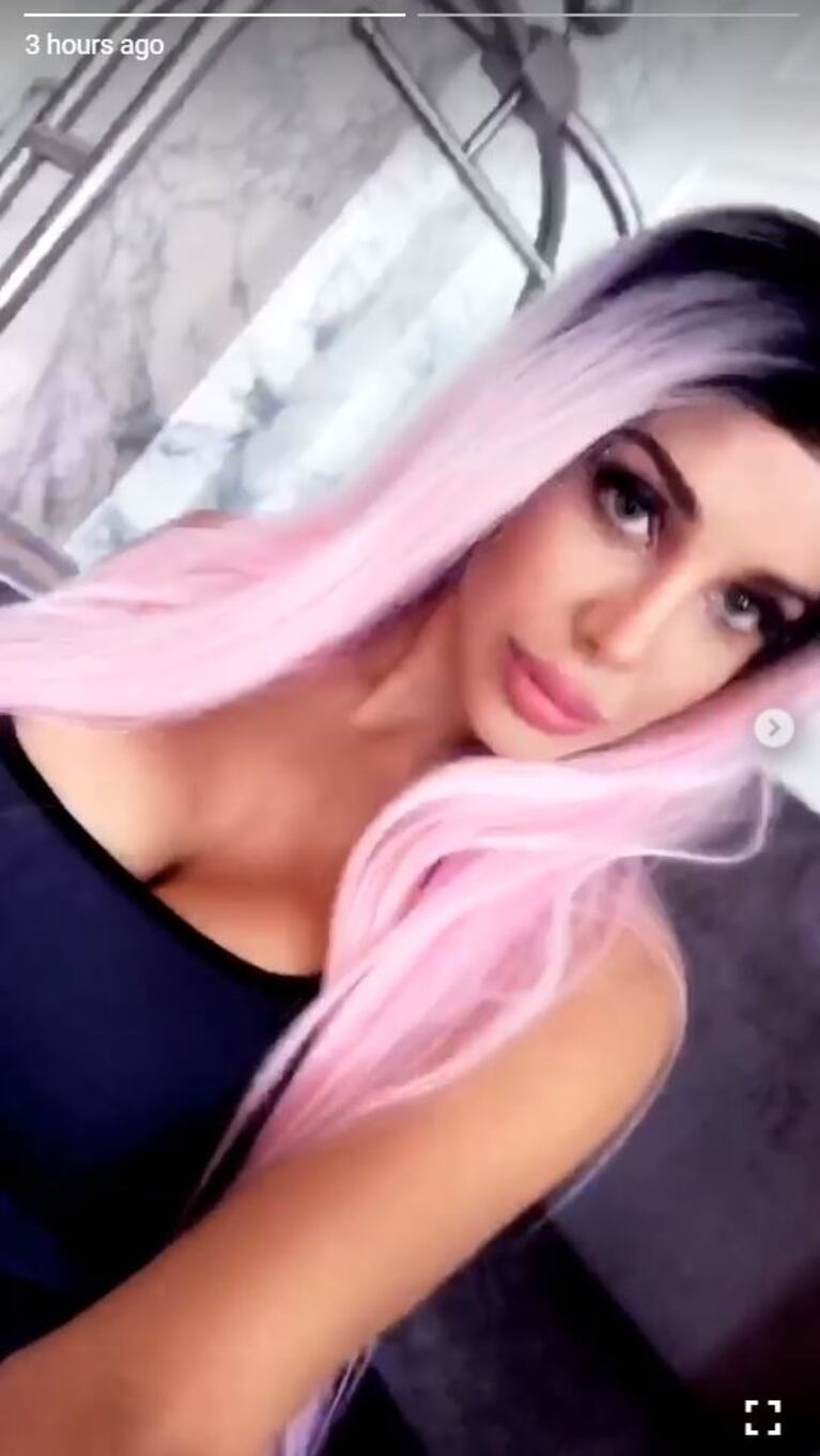 Charlotte Caniggia y su nuevo look rosa chicle: ¿cambio drástico o sólo una peluca?