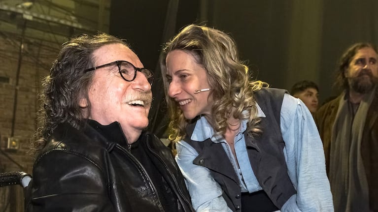 Charly García sonríe mientras Elena Roger le toma la mano tras la función