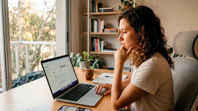Chau ChatGPT: por qué Claude es la nueva IA que escribe mejor y todos prefieren (foto creada con IA)