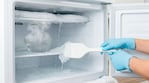 Chau hielo: el truco definitivo para descongelar la heladera en tiempo récord y sin dañarla (foto creada con IA)