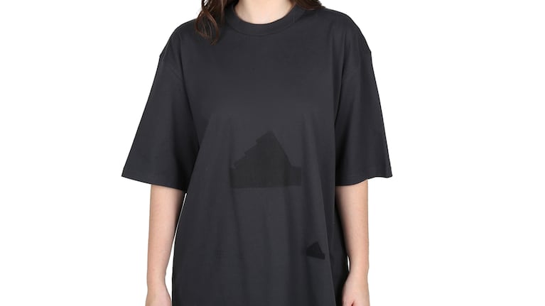 Chau remeras oversize: la tendencia europea que redefine el look del verano 2026. Crédito: Instagram