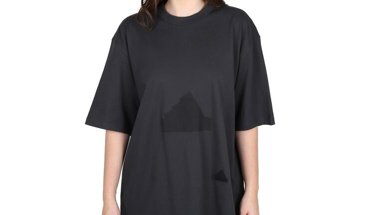Chau remeras oversize: la tendencia europea que redefine el look del verano 2026. Crédito: Instagram