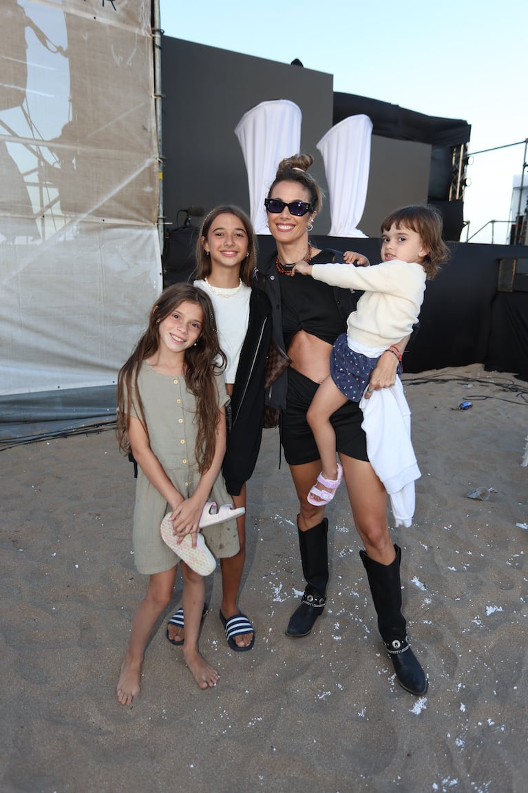 Chechu Bonelli con su hijas Lupe, Amelia y Carmela
