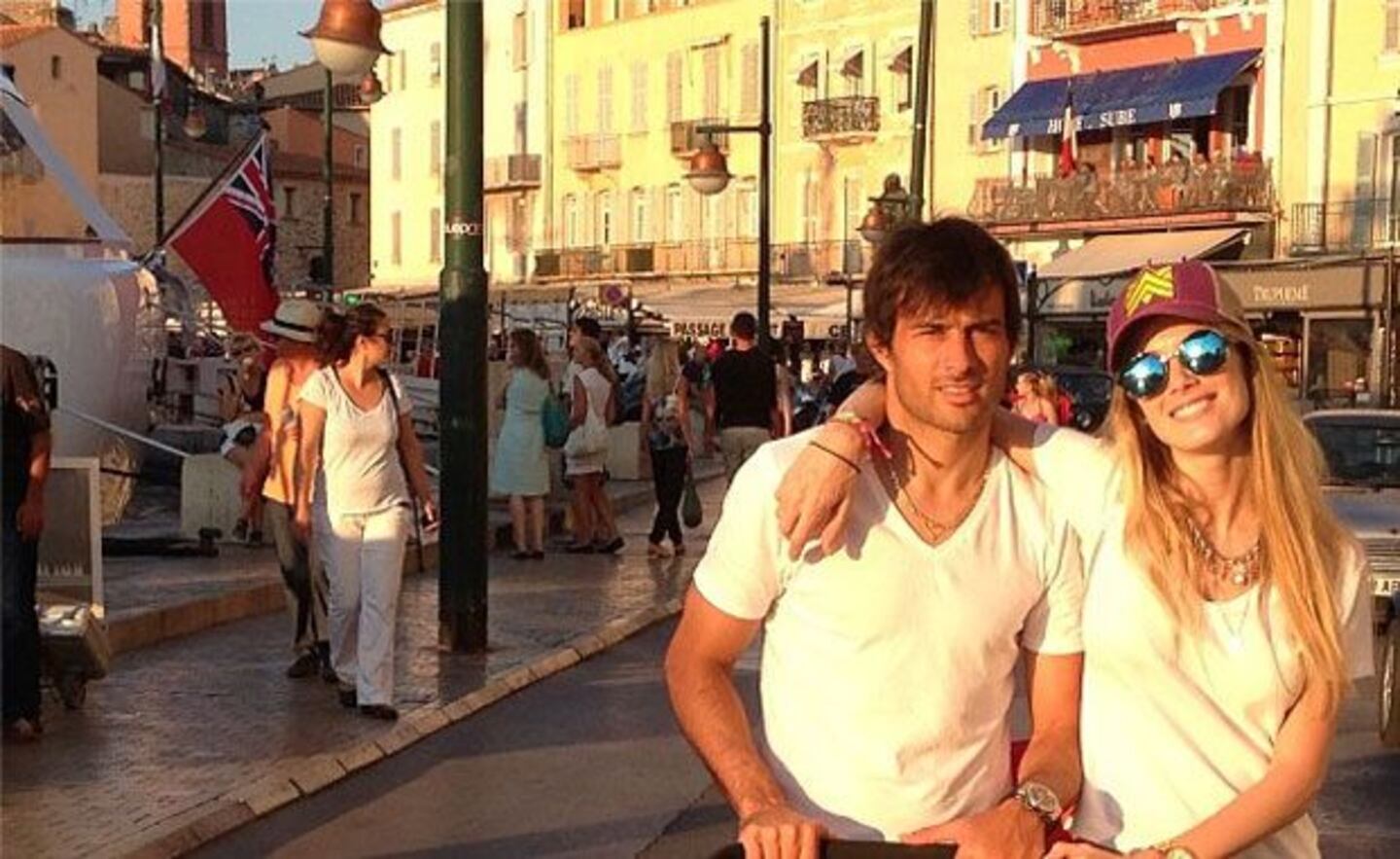 Chechu Bonelli, Darío Cvitanich y Lupe, en Saint Tropez (Foto: Twitter).