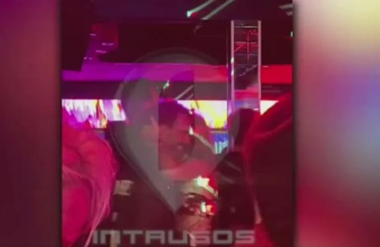 Chechu Bonelli y Facundo Pieres a los besos y abrazos. Captura: Intrusos / América TV