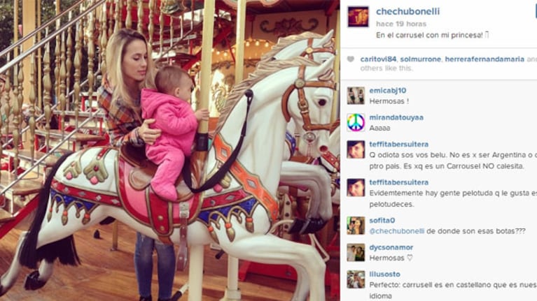 Chechu Bonelli y una imagen súper tierna junto a Lupe en la calesita (Foto: Instagram).