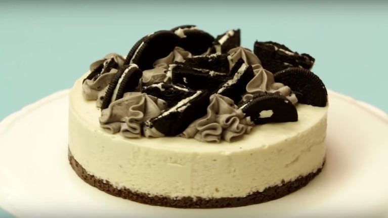 Cheesecake de banana y cookies, un postre sin horno, ideal para quienes buscan lucirse con algo dulce sin complicaciones. Foto: Cucinare.TV.