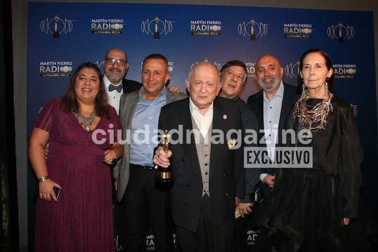 Chiche Gelblung y el staff de Hola Chiche (Radio del Plata) (Foto: Movilpress)