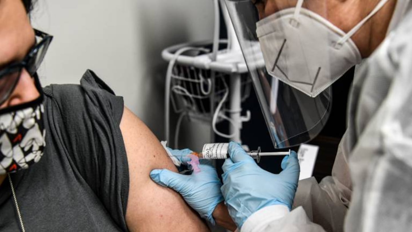 Chile vacunaría contra el coronavirus a mayores de 18 y menores de 60 años