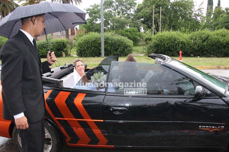 Chimi Meza llegó en un descapotable pese a la lluvia (Foto: Movilpress)