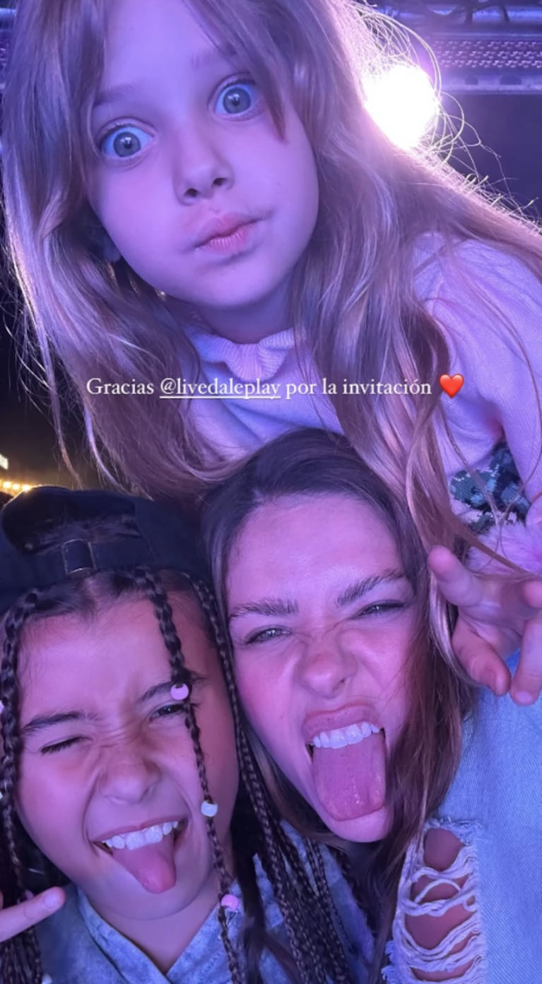 China con sus hijas en un festival de música urbana.