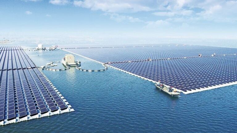 China construye la planta solar flotante más grande del mundo
