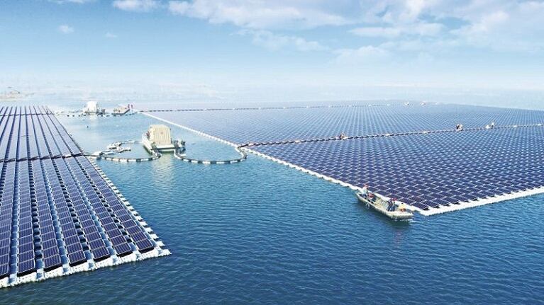 China construye la planta solar flotante más grande del mundo