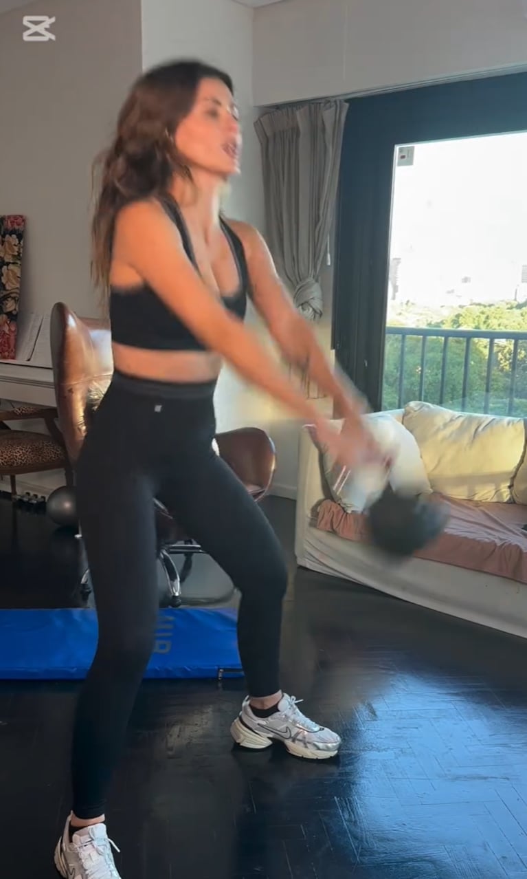 China entrenando glúteos y brazos.