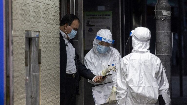 China lanza hisopados anales para detectar infección. Foto: EFE.