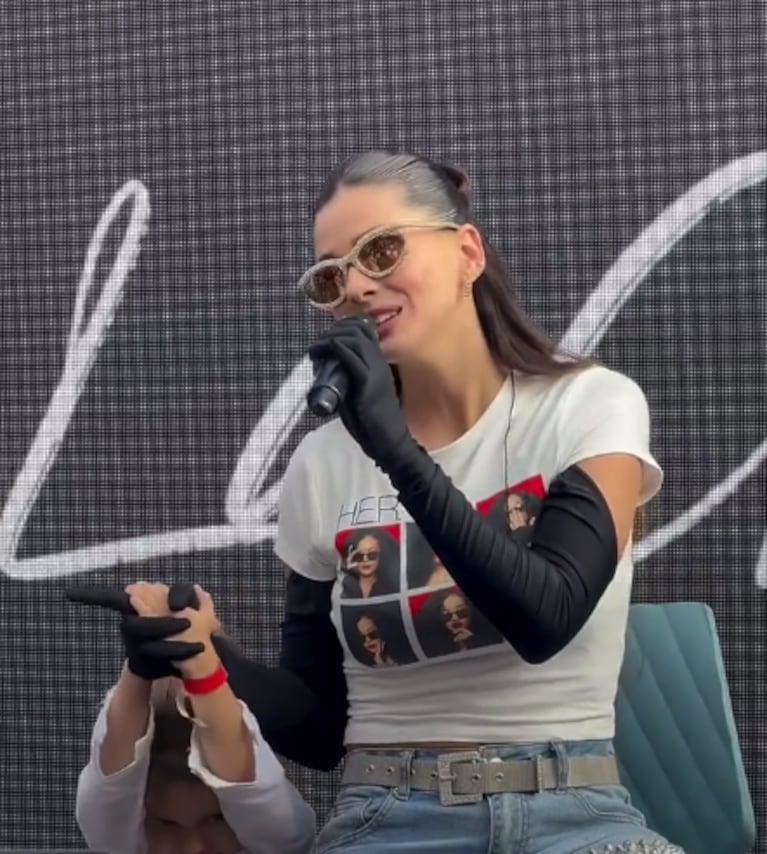 China Suárez cantó en vivo y compartió el dulce gesto de su hija Magnolia, que no se despegó de ella: el video