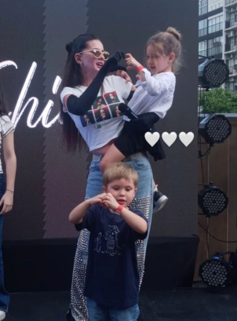 China Suárez cantó en vivo y compartió el dulce gesto de su hija Magnolia, que no se despegó de ella: el video